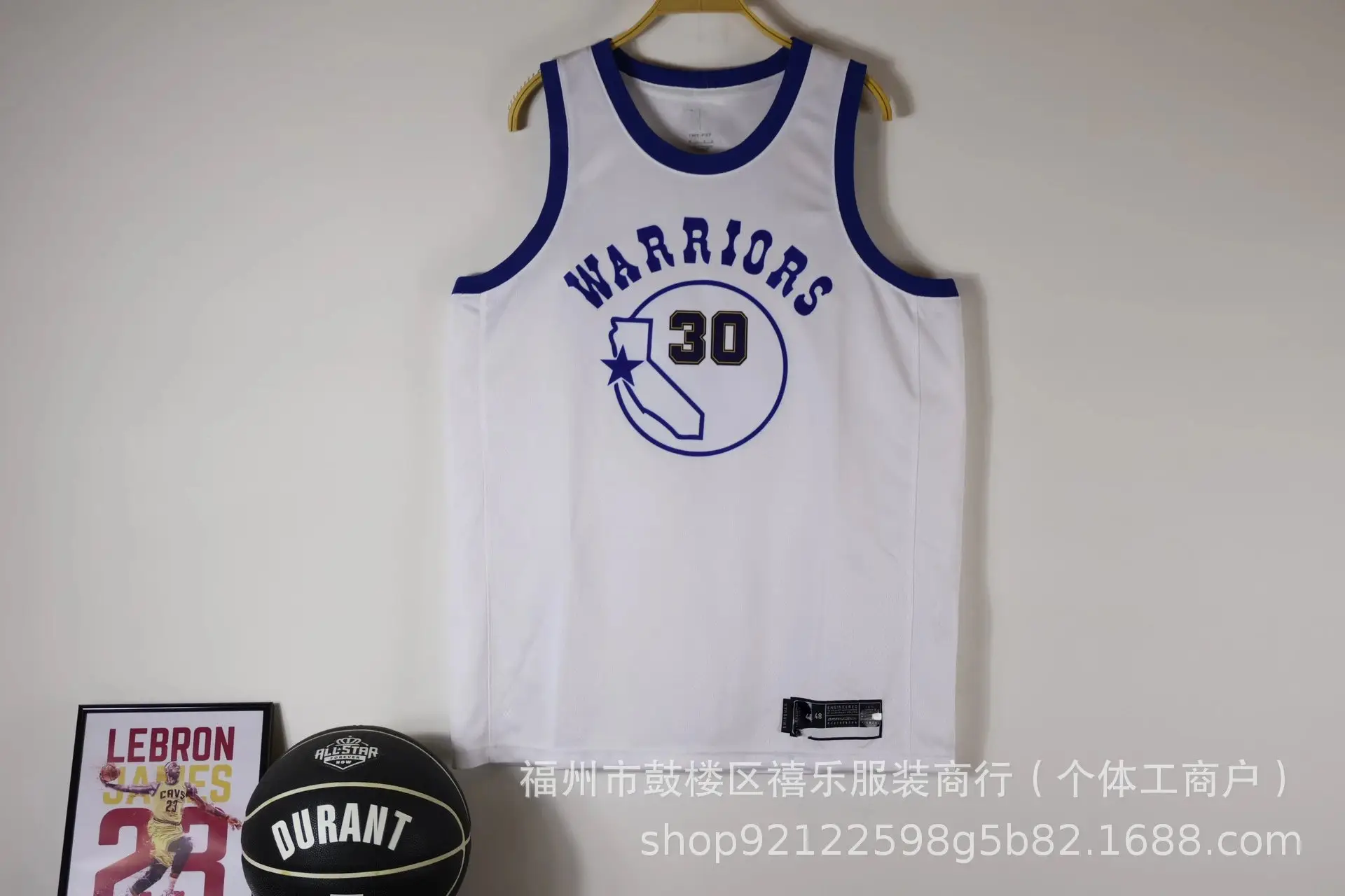 The retro white jersey of the Golden State Warriors worn by Curry.