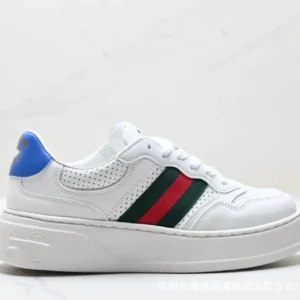 Gucci retro-style white shoes with blue tails