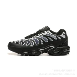 Nike retro - style black sports shoes