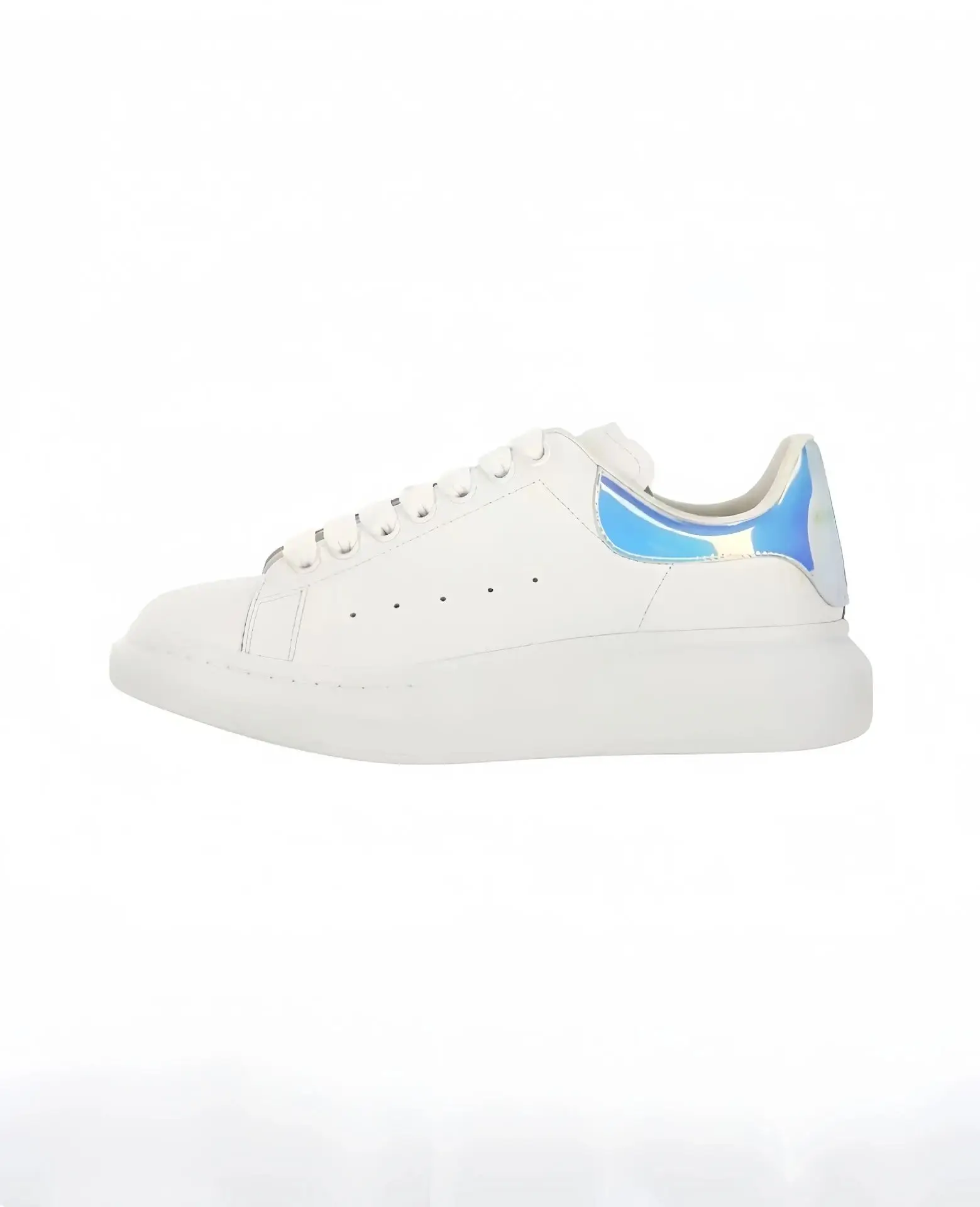 McQueen's small white shoes in trendy blue tail color