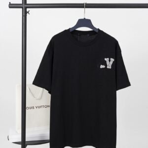 Classic and fashionable black T-shirt of LV