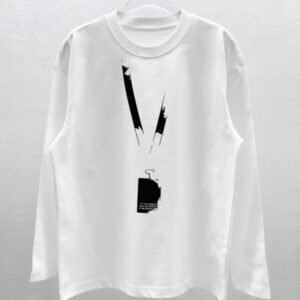 Maison Margiela simple black-and-white style long-sleeved shirt.
